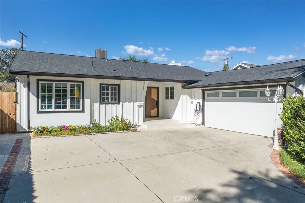 Photo of 7741 Variel Ave, Canoga Park, CA 91304 (MLS # SR25243690)