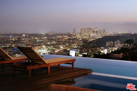Photo of 8404 Franklin Avenue, Los Angeles, CA 90069 (MLS # 25615011)