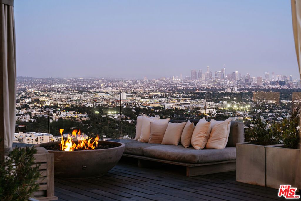 Photo of 8404 Franklin Avenue, Los Angeles, CA 90069 (MLS # 25615011)