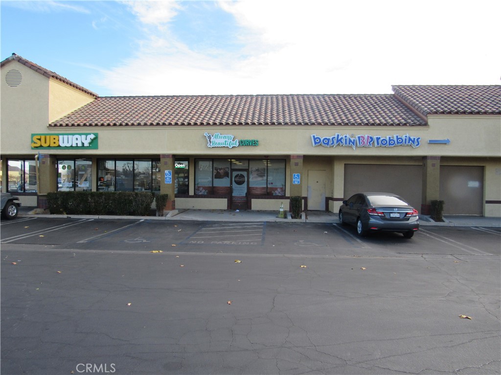 Prime Retail Opportunities in a Stater Brothers-Anchored Center
Suite K - 16922 Main St.
Size: ±875 Sq. Ft.
Features: Open floor plan with a single restroom.
Positioning: Located between Subway and Jamba Juice.
Center Tenants include well-known brands like Sizzler, KFC, US Bank, Little Caesars, Subway, Wingstop and just announced Crush Fitness
Situated on a major east-west corridor to and from I-15.
Positioned between two signalized corners for high visibility.
Dominant Neighborhood Shopping Center with heavy foot traffic.
Convenience: Ample parking and easy accessibility.