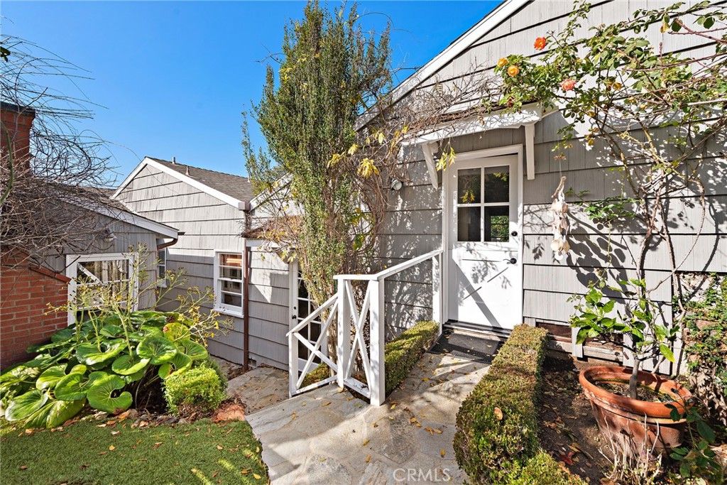 Photo of 31531 Bluff Drive #Back, Laguna Beach, CA 92651 (MLS # LG25230344)