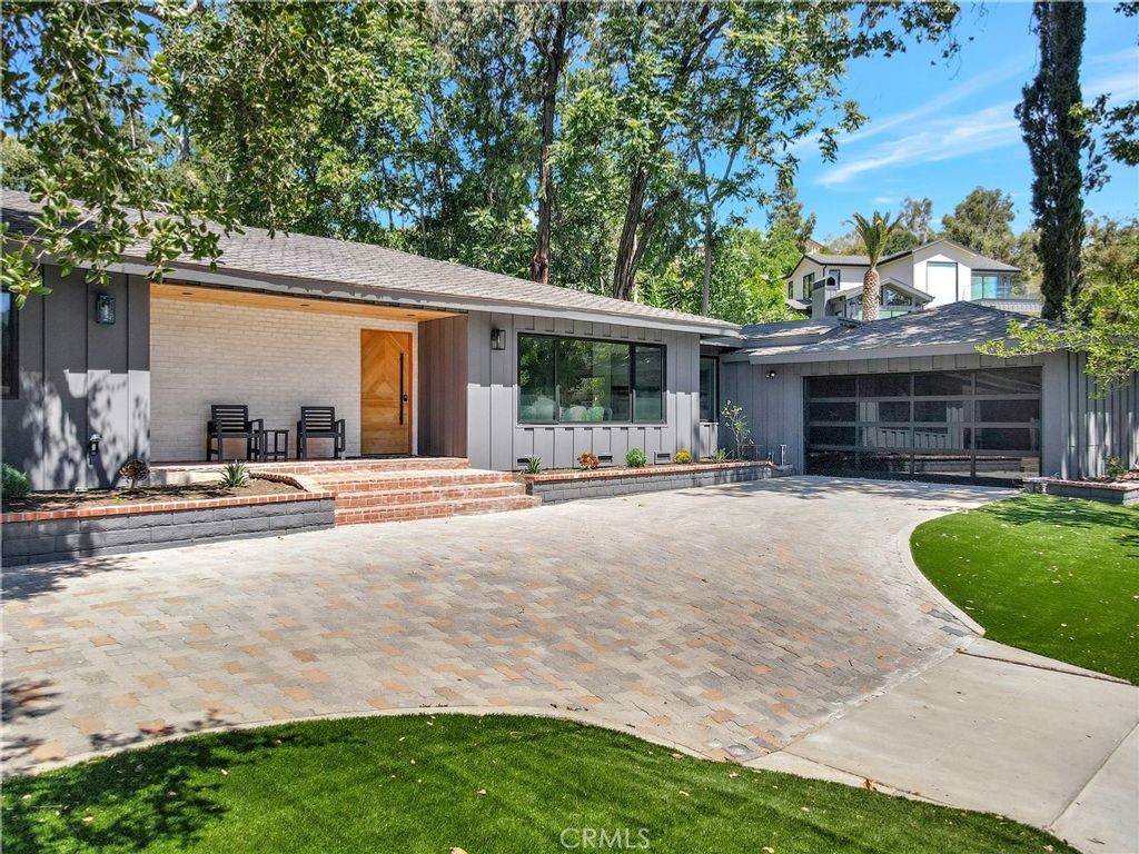 Photo of 4830 Hasekian Drive, Tarzana, CA 91356 (MLS # SR26064670)