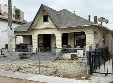 Photo of 237 W 50th St, Los Angeles, CA 90037 (MLS # SR26062065)