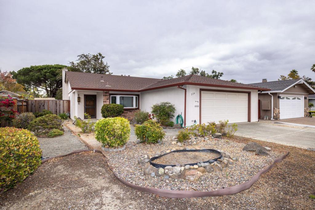 Great Foster City home in the Boothbay Park area! Walking distance to Boothbay Park, Foster City Pedway, Edgewater Shopping Center and Foster City School. 4 Bedroom, 2 bath, clean property. Washer and dryer as well.