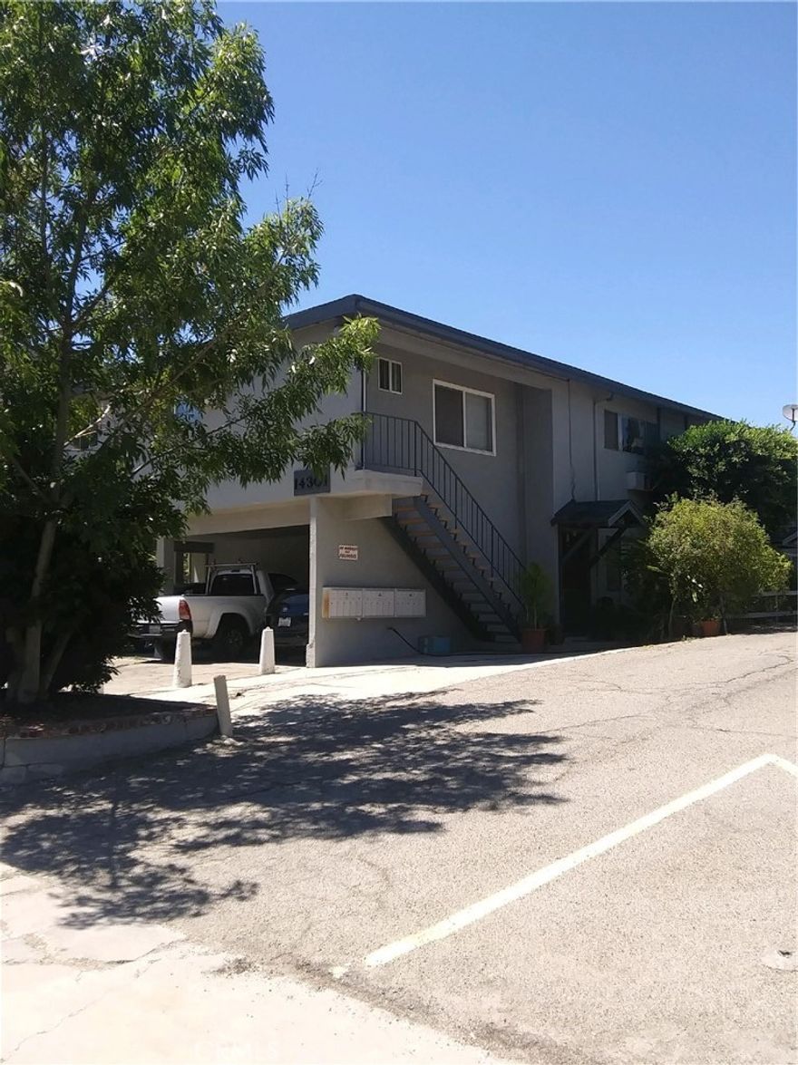 Sherman Oaks - SINGLE APARTMENT IN GREAT LOCATION Unfurnished, 1 Bedroom, 1.5 Baths, No pets, 1-car Carport Parking, laundry on site, freshly painted, close to Sherman Oaks Park, Paid water, Available Now!