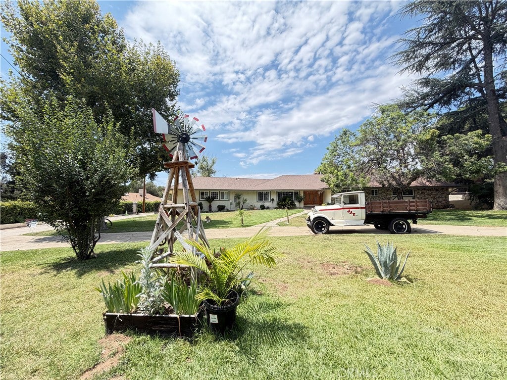 9359 Avenida San Timoteo