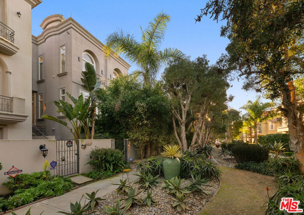 Photo of 138 Voyage Mall, Marina Del Rey, CA 90292 (MLS # 26637699)