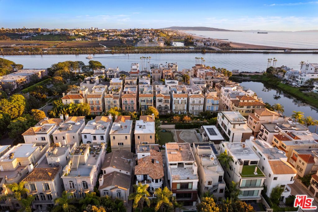 Photo of 138 Voyage Mall, Marina Del Rey, CA 90292 (MLS # 26637699)