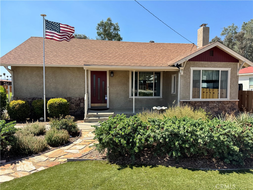 Welcome to this charming single-story home located in the heart of San Jacinto! This spacious 3-bedroom, 2-bathroom property offers a bright and open floor plan throughout. The home features a generously sized living room, an ample kitchen with cabinet space, and a dining area perfect for family meals or entertaining guests.
Enjoy a large private backyard with plenty of room for outdoor activities, weekend BBQs, or simply relaxing in your own space. The home also includes a long driveway for extra parking.
This is a great opportunity to lease a well-maintained home in a quiet and established neighborhood.
Don't miss out—schedule your private showing today!