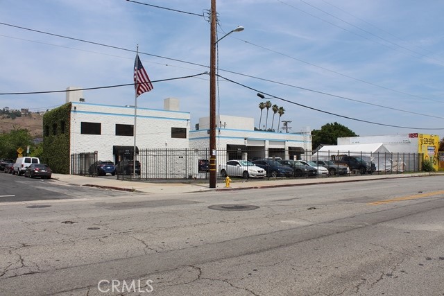 This is a rare freestanding, Glassell Park office/industrial building. The property is a
total of 7,634 square feet and consists of a 3,922 square foot, two-story office unit
(lower level could be converted to additional warehouse), and 3,712 square feet of
warehouse space. The parking is gated with great curb appeal. This building also has
tremendous access to the 5, 110 and 2 freeways.