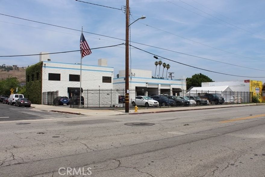 This is a rare freestanding, Glassell Park office/industrial building. The property is a

total of 7,634 square feet and consists of a 3,922 square foot, two-story office unit

(lower level could be converted to additional warehouse), and 3,712 square feet of

warehouse space. The parking is gated with great curb appeal. This building also has

tremendous access to the 5, 110 and 2 freeways.