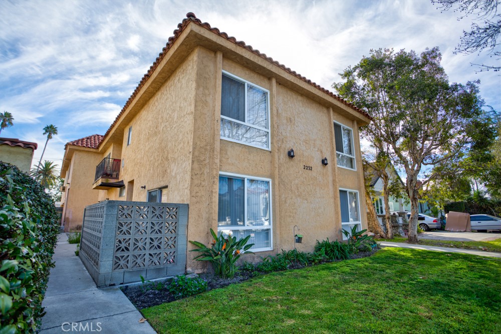 This property has been updated with new interior paint throughout, replacement mirrors in both bathrooms, new tile flooring in the third bedroom near the patio, and updated tile work in the second bathroom shower.
Situated in one of the best central locations in mid-city with close immediate access and desirable North of the 10 freeway exit, this sprawling 3 bedroom and 2 bathroom unit encompasses the entire bottom floor of this private building sharing no walls and has been completely updated and renovated. Full SMART AC accessible by phone app with 4 separate mini-split systems located throughout the home in each bedroom and main living space, keep cool and save on electricity while you're doing it! With greater square footage than most homes on the street at just under 2000 square foot walk into and entertain in your large living room and separated dining room. You'll love preparing meals in your newly updated Galley-style kitchen with new cabinets, counter-tops, sink and appliances. Conveniently there is a dining kitchen nook with access to a private central patio area. The oversized master bedroom features wooden floors, 2 separate closets with plenty of storage and a large updated full bathroom with upgraded dual sinks and shower with soaking tub. You will find 2 large additional bedrooms and also 1 full bathroom with updated sinks as you walk throughout the unit. Additionally and extremely rare for city living, you will find a full laundry room with sink for convenience! Located in a super safe and family friendly neighborhood with convenient access to the Pico-Robertson, Beverlywood, Century City, Culver City and Mid-Wilshire neighborhoods in 1 mile by car, location is everything!
* 2 GATED PARKING INCLUDED
* RECENTLY UPGRADED FULL AIR CONDITIONING/HEATING THROUGHOUT THE UNIT!
*TENANT PAYS FOR ELECTRICITY & GAS*
*CATS ALLOWED - PET DEPOSIT $800 REQUIRED,PET RENT $100*