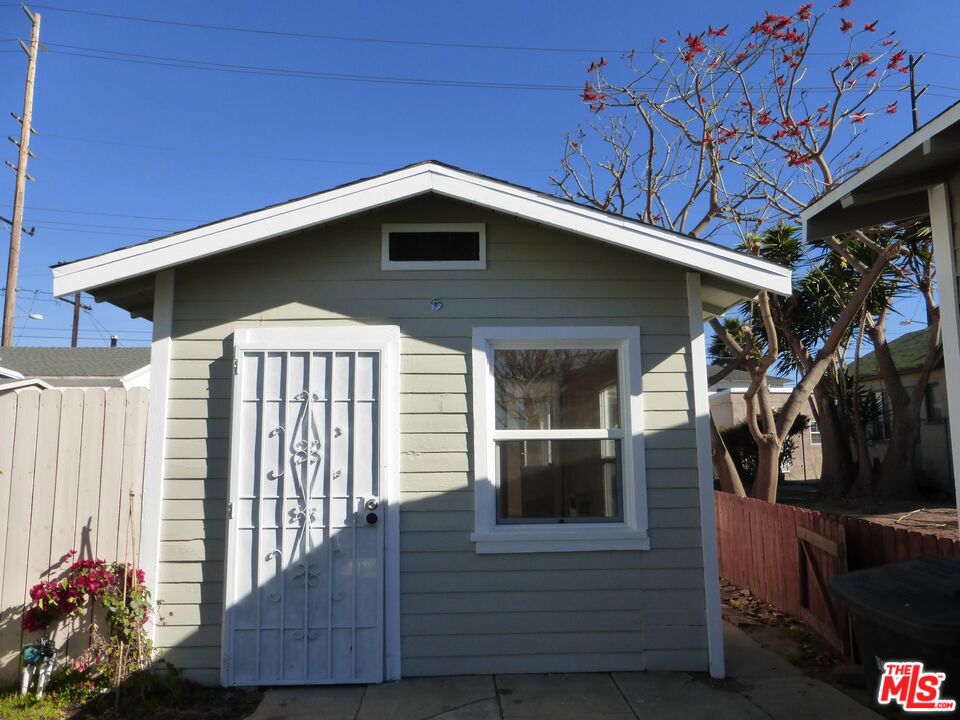 Beautiful sunny 1 bedroom house, super cute home in a great area of Santa Monica, home is so serene lots of sunshine, walk to SMC, pier, ocean and lots of trendy shops and restaurants, large garden, nice patio with lots of fruit trees in the garden.  One large detached garage for additional $300.  All new remodel all hardwood floor, tiles.  This unit has a nice kitchen, breakfast area, hook up for washer dryer, private entry and access, all fenced garden.  Extremely large and fenced back yard and really private, its a lovely house on the yard.  laundry in the unit, lot of trees and sunshine- near SMC so you can enjoy the lovely grounds.  There is a big storage unit that will be rented for an additional $300 per month- It is HUGE and all closed with lock and keys