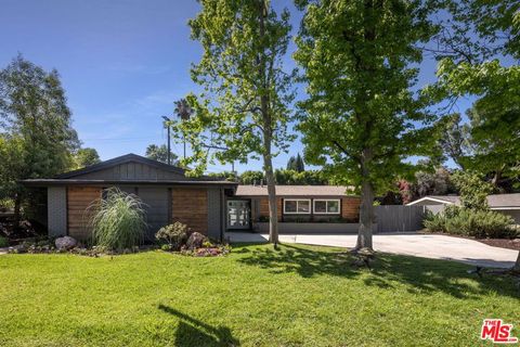 Photo of 20756 Clarendon Street, Woodland Hills, CA 91367 (MLS # 26662437)