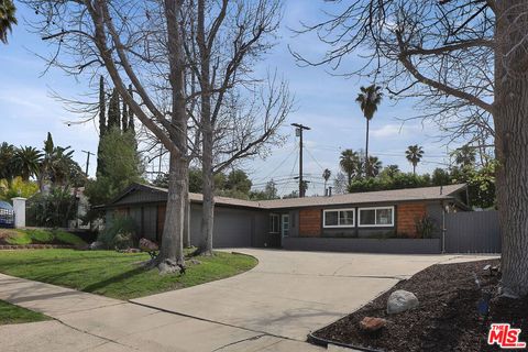 Photo of 20756 Clarendon Street, Woodland Hills, CA 91367 (MLS # 26662437)