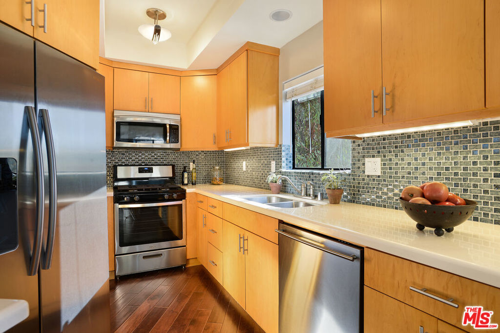 Properties 4 832 PALM Avenue 105