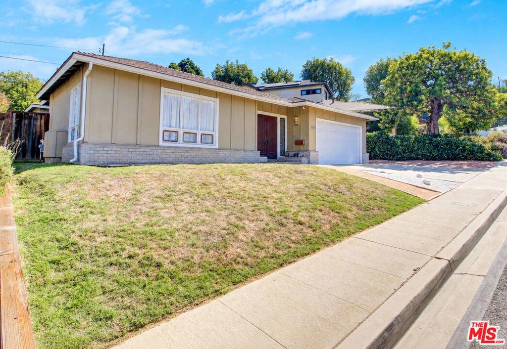 Photo of 5720 El Rincon Way, Culver City, CA 90230 (MLS # 26996549)