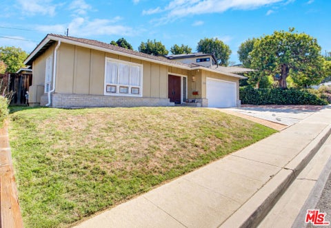 Photo of 5720 El Rincon Way, Culver City, CA 90230 (MLS # 26996549)