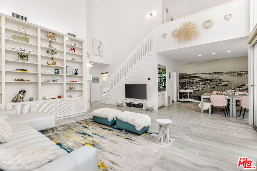 4342 Redwood Avenue C301