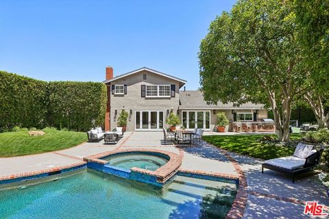 Photo of 17228 Benner Place, Encino, CA 91316 (MLS # 26829577)