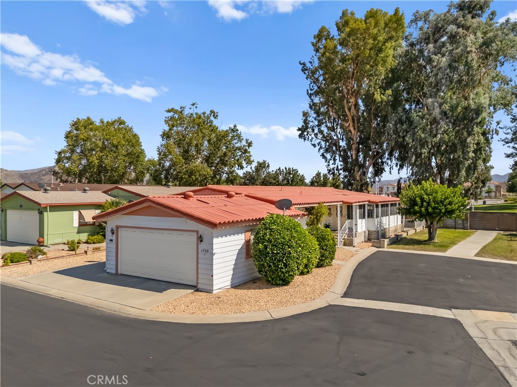 1735 Mango Way