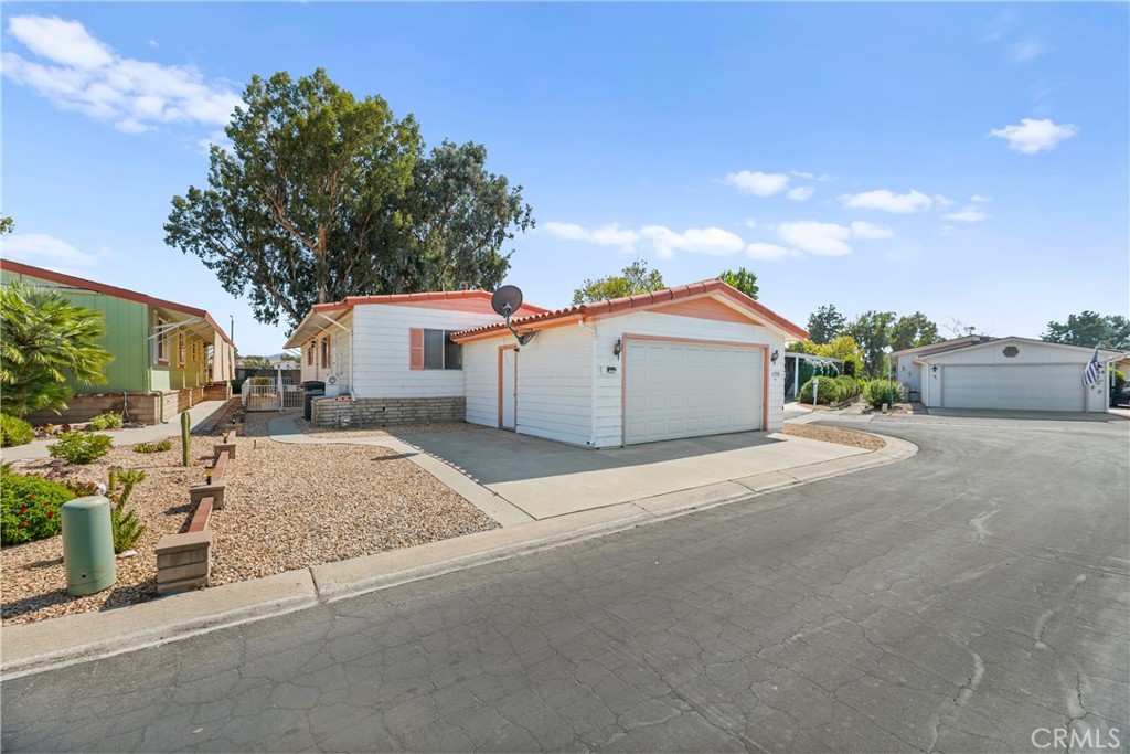 1735 Mango Way