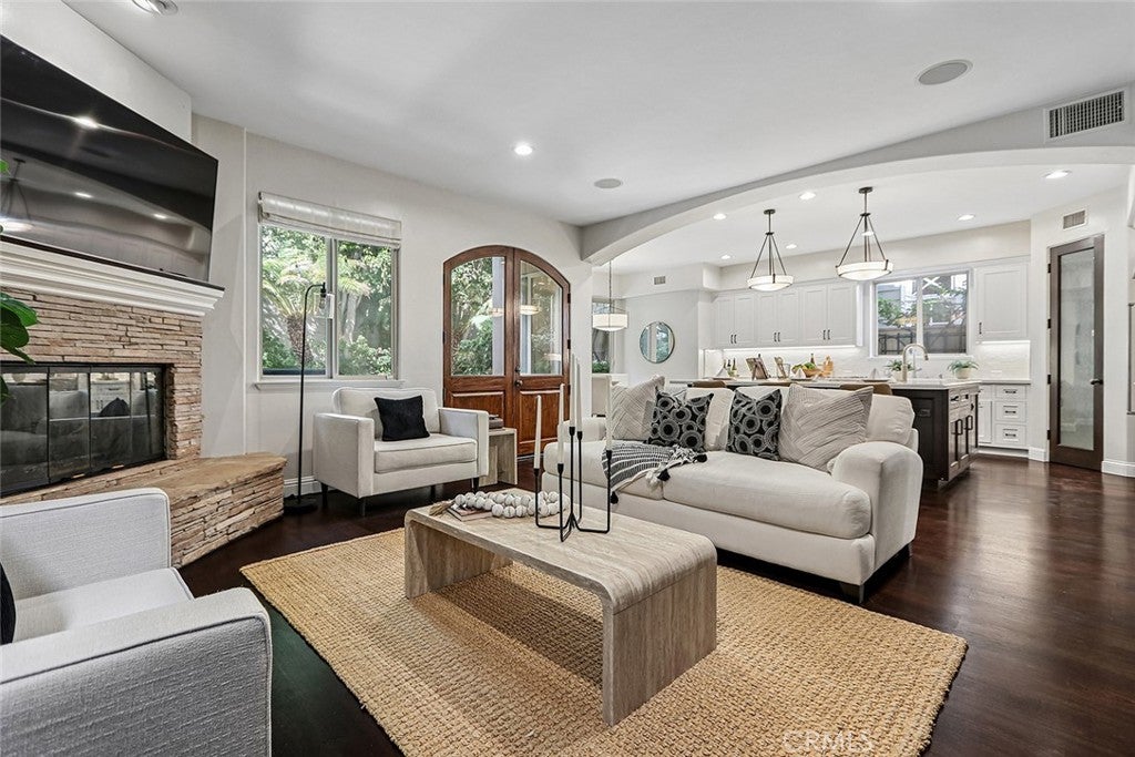 3005 N Poinsettia