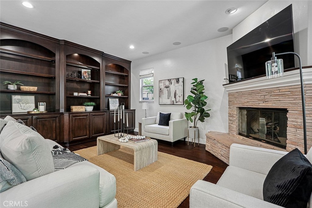 3005 N Poinsettia