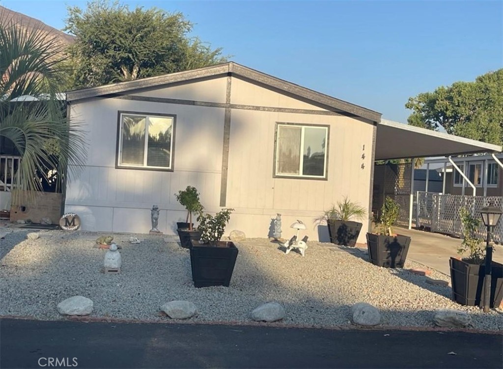 BACK ON THE MARKET.
OWNER WILL CARRY, don't miss this great opportunity, this bountiful mobile home built in 1990 with an amazing view to the mountains and a beautiful lake for your morning walks is waiting for you, recently updated bathroom and kitchen; Park will allow 18 and older to live there with the applicant, please get in contact with the manager for more information.