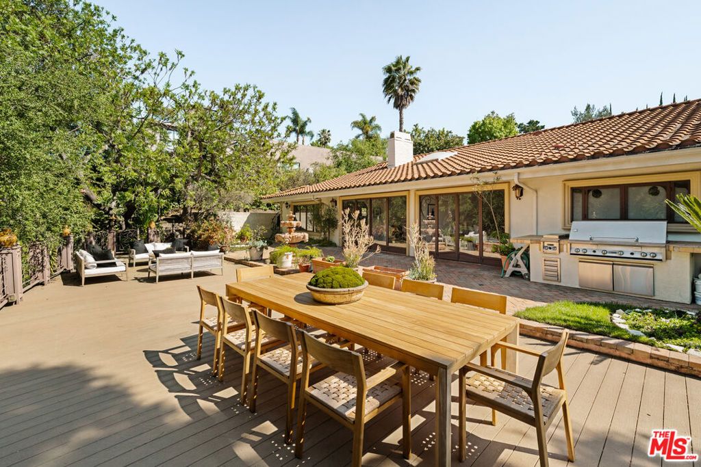 Photo of 11411 Dona Lola Drive, Studio City, CA 91604 (MLS # 26671397)