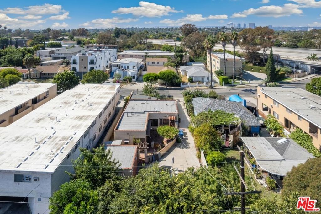 Photo of 2624 S Garth Avenue, Los Angeles, CA 90034 (MLS # 25627737)