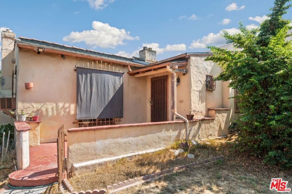 Photo of 2624 S Garth Avenue, Los Angeles, CA 90034 (MLS # 25627737)