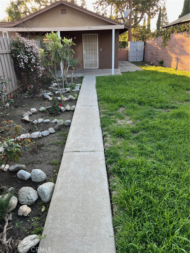 SINGLE STORY REAR UNIT IN EXCELLENT NORTH GLENDORA AREA. VERY CLEAN & PRIVATE UNIT WITH ITS OWN SEPARATE DRIVEWAY THAT CAN ACCOMODATE SEVERAL AUTOMOBILES. 2 BEDROOMS WITH 1 BATH, INSIDE LAUNDRY ROOM WITH WASHER & DRYER, KITCHEN COMES WITH GRANITE COUNTERS, REFRIGERATOR & STOVE. LIVING ROOM & BEDROOMS HAVE LAMINATE WOOD FLOORING, KITCHEN, BATH & LAUNDRY ROO HAVE TILE FLOORING. COVERED FRONT PORCH WITH PRIVATE YARD.