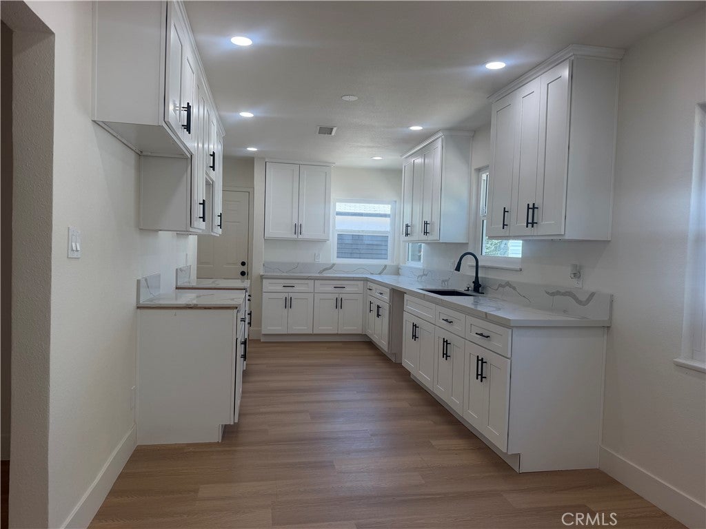 4216 N Mountain View