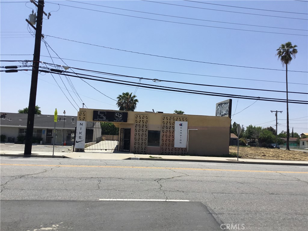 Location! Location! Location! This Commercial Building is Located on a busy Street.Lots of possibilities. 3 separates offices with private parking lot Was previously a barber shop and 2 income tax offices . Ideal for businesses such as real estate, law, accounting, tax services, or similar professional operations.The building includes AC, gated entry . This commercial property, situated in the bustling City of San Bernardino, boasts three separate units, 2 half-bathroom and kitchenette excellent visibility and accessibility. There is ample rear parking spaces for customer parking, ensuring hassle-free visits. The property is located in a high-traffic area within the vibrant City of San Bernardino.Easy Access to Fwy 215 and Fwy 10. Great Opportunity for You to Build Your Own Business.
**********PER SAN BERNARDINO PLANNING DEPARTMENT ,THIS PROPERTY COULD BE MIXED USE ( SEE SUPLEMENTAL ) ****************
1677 - 658 SQ FT
1675- 304SQ FT
1673-445 APROX
154 SQ FT common areas