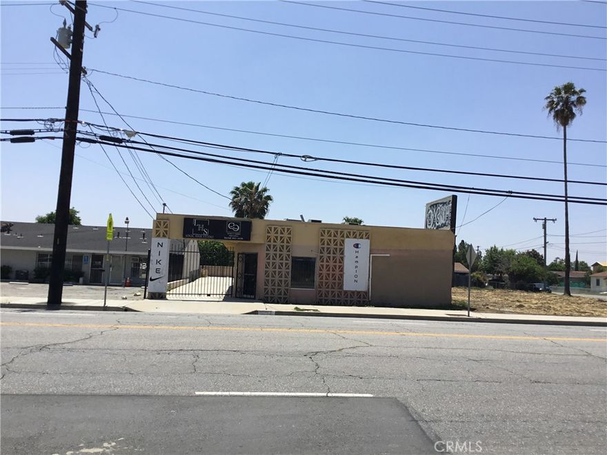 Location! Location! Location! This Commercial Building is Located on a busy Street.Lots of possibilities. 3 separates offices with private parking lot Was previously a barber shop and 2 income tax offices . Ideal for businesses such as real estate, law, accounting, tax services, or similar professional operations.The building includes AC, gated entry . This commercial property, situated in the bustling City of San Bernardino, boasts three separate units, 2 half-bathroom and kitchenette excellent visibility and accessibility. There is ample rear parking spaces for customer parking, ensuring hassle-free visits. The property is located in a high-traffic area within the vibrant City of San Bernardino.Easy Access to Fwy 215 and Fwy 10.  Great Opportunity for You to Build Your Own Business.

**********PER SAN BERNARDINO PLANNING DEPARTMENT ,THIS PROPERTY COULD BE MIXED USE ( SEE SUPLEMENTAL ) ****************

1677 - 658 SQ FT

1675- 304SQ FT

1673-445   APROX 

154 SQ FT common areas