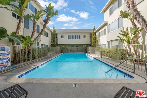 Photo of 1525 N Hayworth Avenue #302, Los Angeles, CA 90046 (MLS # 26652173)