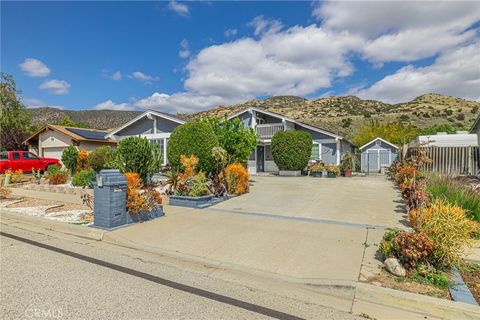 Photo of 2078 N Swindon Ave, Simi Valley, CA 93063 (MLS # SR26092334)