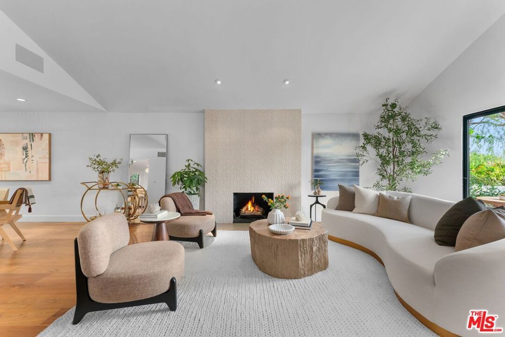 Photo of 6435 Innsdale Drive, Los Angeles, CA 90068 (MLS # 25612637)