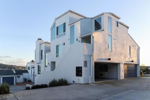 307 shoemaker ln Solana Beach CA 92075