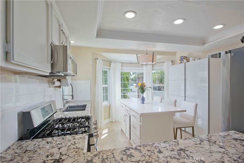 10057 Hillview