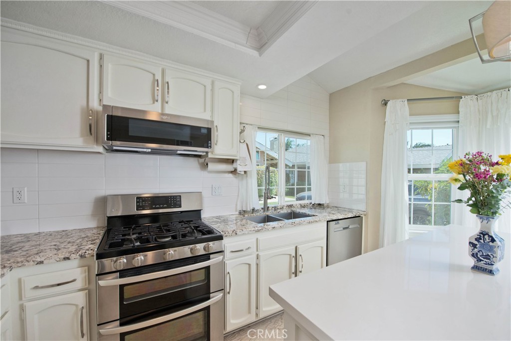 10057 Hillview