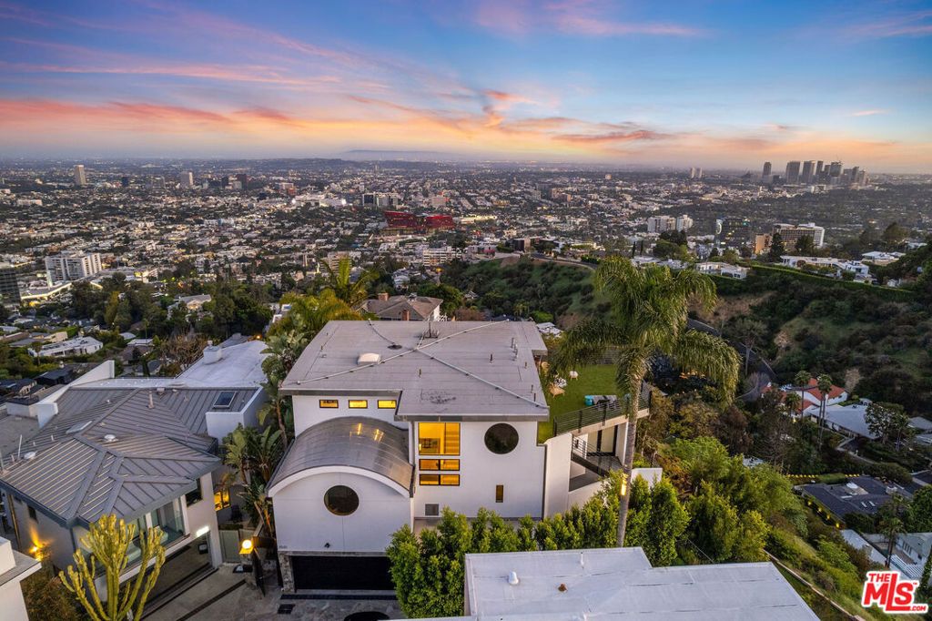 Photo of 1501 Viewsite Terrace, Los Angeles, CA 90069 (MLS # 25539741)