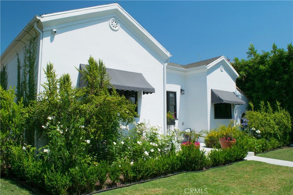 Photo of 542 N Kilkea Drive, Los Angeles, CA 90048 (MLS # SR25146034)