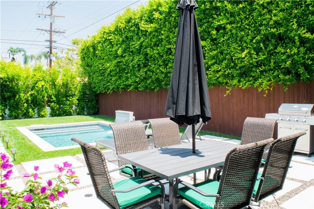 Photo of 542 N Kilkea Drive, Los Angeles, CA 90048 (MLS # SR25146034)