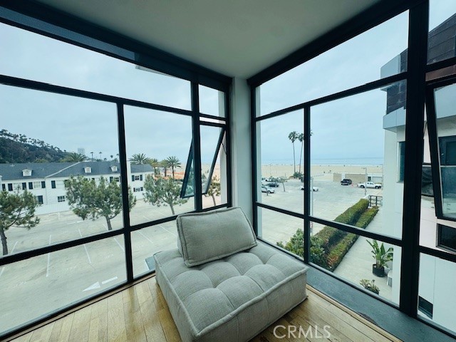 Properties 3 270 Palisades Beach Road 301
