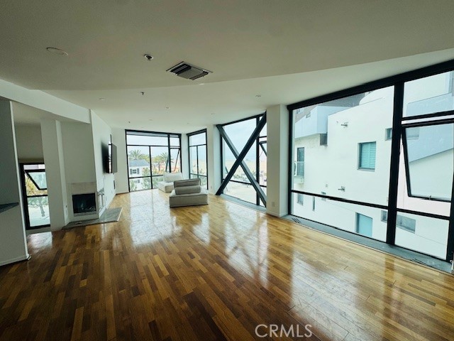Properties 4 270 Palisades Beach Road 301