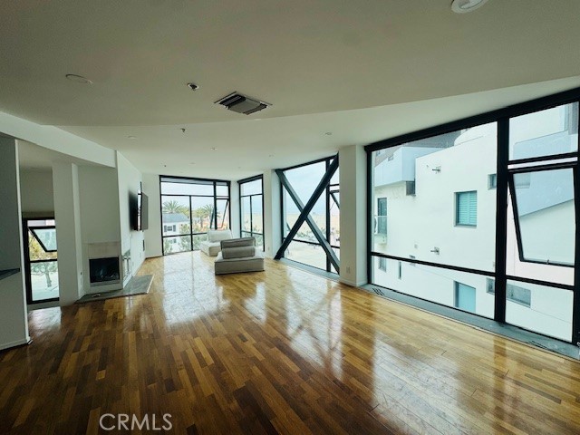 Properties 2 270 Palisades Beach Road 301