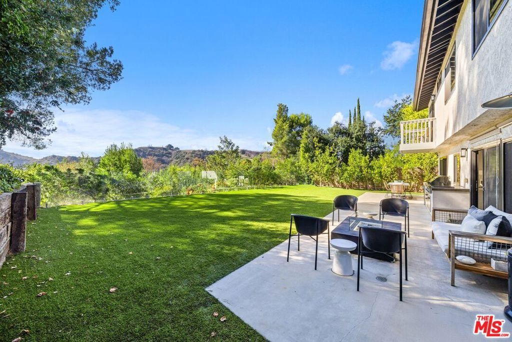 Photo of 10246 Briarwood Drive, Los Angeles, CA 90077 (MLS # 25614189)