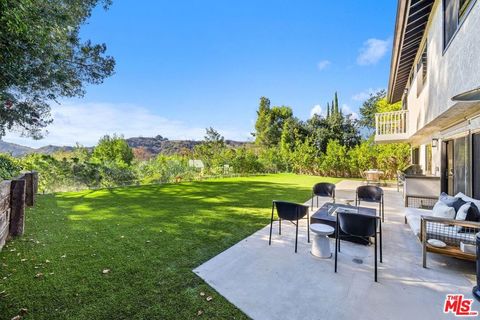 Photo of 10246 Briarwood Drive, Los Angeles, CA 90077 (MLS # 25614189)
